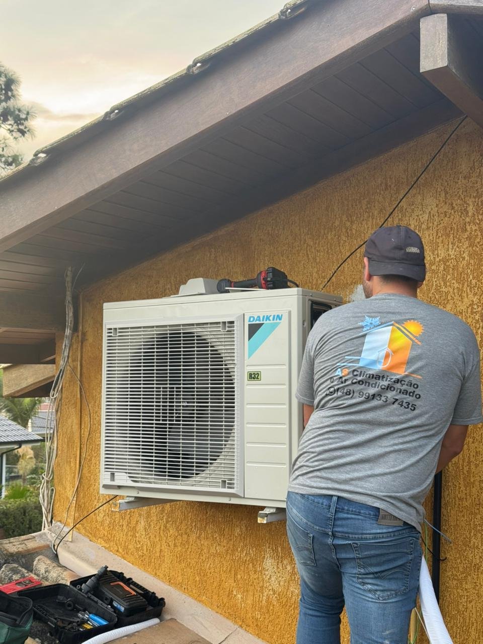 Unidade externa Daikin R32 instalada em residência em Biguaçu/SC