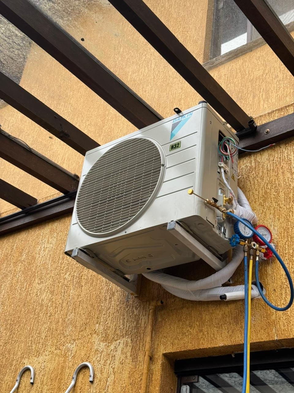 Verificação de pressão e carga de gás refrigerante em ar condicionado Daikin