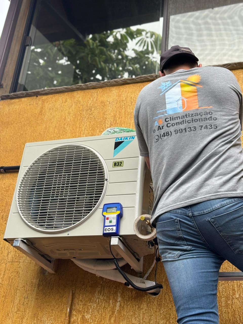 Manutenção e recarga de gás R32 em condensadora Daikin em Biguaçu
