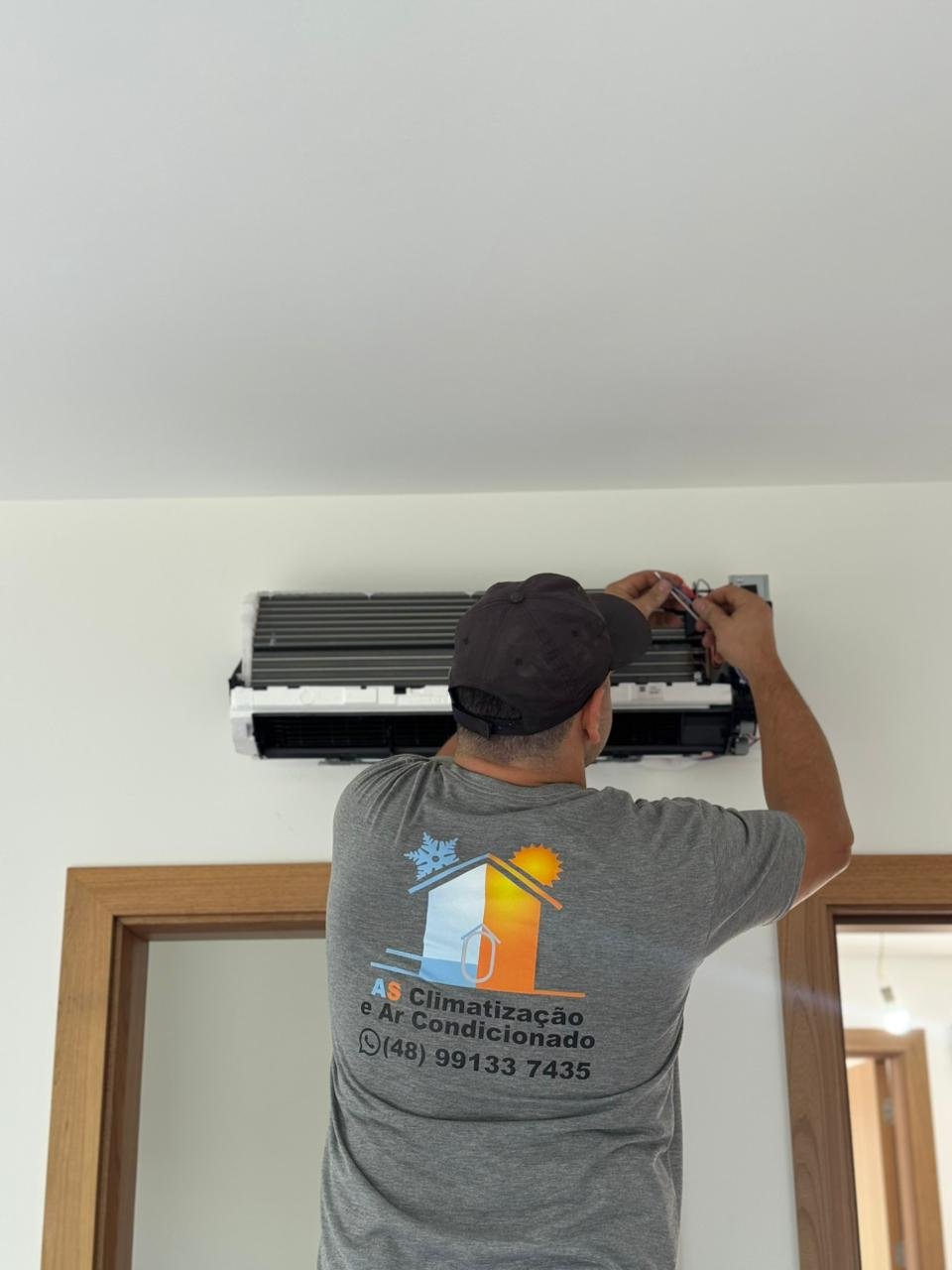 Técnico realizando manutenção de ar condicionado com qualidade