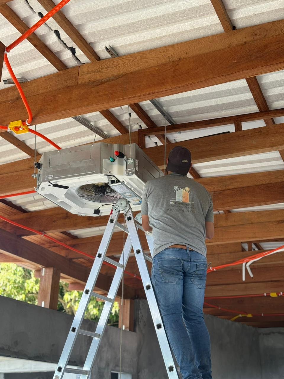 Equipe AS Climatização realizando instalação em Florianópolis