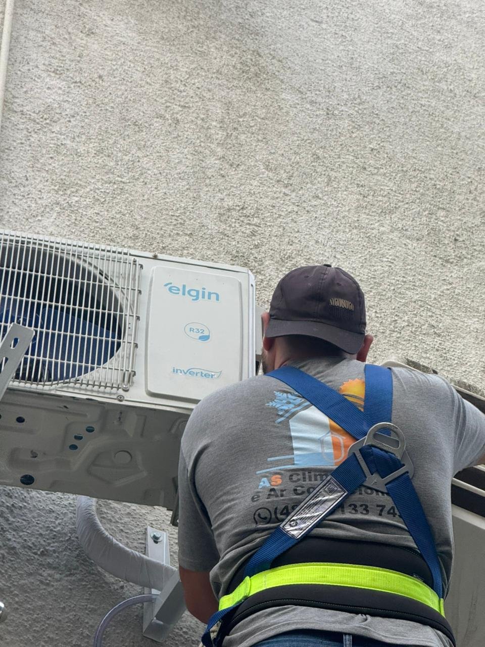 Técnico conectando tubulação de cobre na instalação